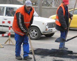 Азаров хоче &quot;закатати&quot; понад 2 мільярди у дороги Донецька і Дніпропетровська