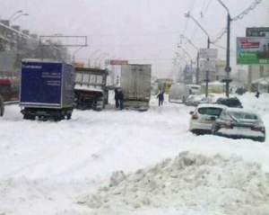 У Києві оголошено надзвичайну ситуацію: 15 БТРів прибирають фури з вулиць