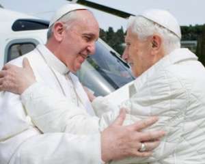 Беспрецедентная встреча Папы Римского: Франциск поговорил с предшественником