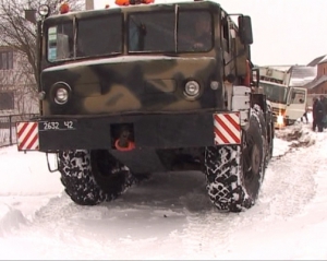 Сильні снігопади і хуртовини залишили без електропостачання 615 населених пунктів