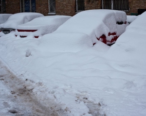 Владельцев киевских магазинов и офисов обязали расчищать снег, заторов в Киеве нет