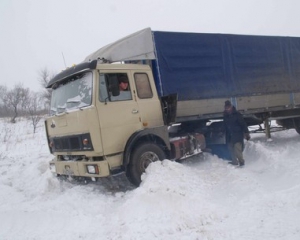 Из-за снежного коллапса ограничили въезд в Киев транзитных фур, организованы стоянки