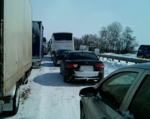&quot;За все время ни одного грейдера не видел&quot;: водители в пробке на трассе Киев-Житомир сидят без продуктов