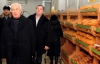 Азаров съездил в супермаркет проверить наличие хлеба и застрял на мосту