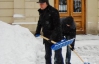 Мэр Львова сам чистил снег лопатой перед городским советом