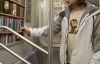 У нью-йоркському метро працює віртуальна бібліотека