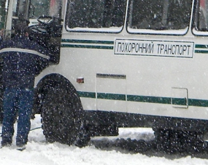 Киевлян попросили не хоронить своих родственников, пока город не расчистят от снега