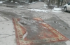 Жители Запорожья стали "заделывать" ямы на дорогах коврами