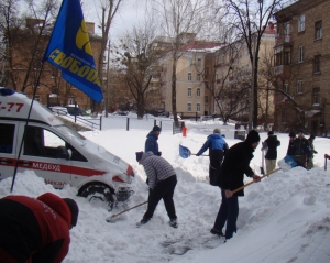 Спасенные роженица и африканские животные — как в Киеве энтузиасты боролись со снежной стихией