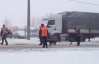 Столичные коммунальщики умудрялись латать дорогу во время аномального снегопада