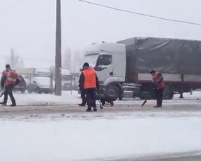 Столичні комунальники спромоглися латати дорогу під час аномального снігопаду