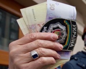 Вінницький міліціонер узяв 12 тисяч гривень хабара і втік під час затримання