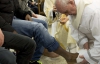 Папа Франциск мыл и целовал ноги несовершеннолетним заключенным