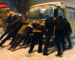 Владельцы микроавтобусов в снегопад заработали по 9 тыс. грн