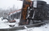 У Києві снігоприбиральна машина розтрощила "Тойоту" та знесла ліхтарний стовп