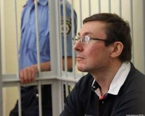 Луценко скорее помилует Янукович, чем освободит суд - адвокат