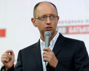 Яценюк назвав першоквітневим жартом збір підписів за відставку Кошулинського
