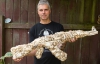 Новозеландець складає автомати та пістолети з кісток мертвих тварин