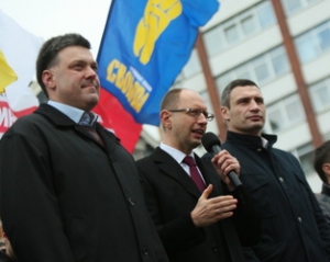 Яценюк, Кличко та Тягнибок закликали киян вийти завтра на протест