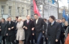 Колонна оппозиционеров с чучелом Попова приближается к Раде