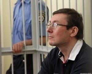 Луценко возмутился, что его посадили в стеклянную "комнату"
