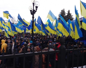 На прохання &quot;свободівців&quot; людям під ВР увімкнули звукову транслацію сесії