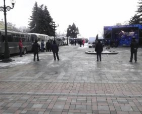 Біля Ради включили трансляцію засідання парламенту і закликають до революції