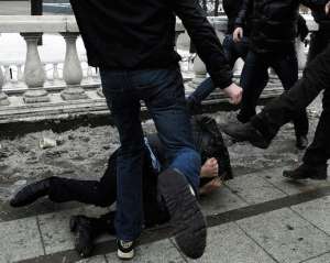 На Харьковщине хулиганы избили ждавшего поезд мужчину