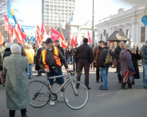 Митингующие под Радой перекрыли проезжую часть