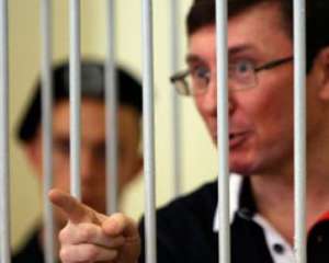 Луценко постоянно перебивает прокурора, который выступает в суде с пояснениями