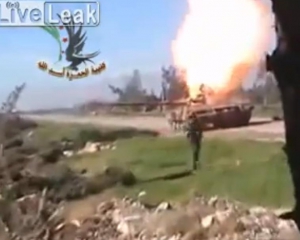 Сирійський повстанець спалив урядовий танк однією гранатою