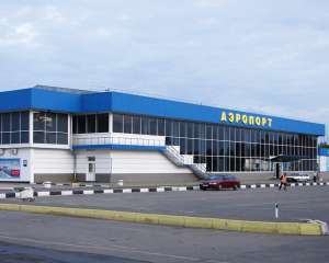 Александр Янукович завладел международным аэропортом