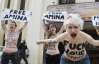 FEMEN трясли грудью возле мечетей Парижа, Милана и Брюсселя