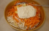 Салат із селери та моркви заправляють білим хроном