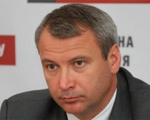 Немилостивый написал заявление о сложении мандата в прямом эфире, но сдаст ее вместе с Яценюком