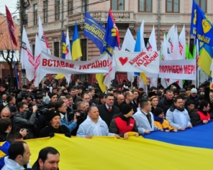 В парке Шевченко уже собрались около тысячи сторонников оппозиции