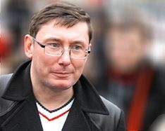 Луценко з дружиною та дітьми нарешті виїхав з колонії