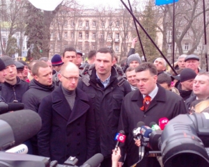 За один митинг, вряд ли, а вот за два, три, десять да - Яценюк об отставке Януковича