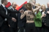 Femen з матами накинулися на Путіна й Меркель 