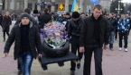 В Тернополе водители провели похороны колес, требуя ремонта дороги