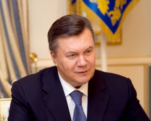 Янукович подписал закон об упрощении визового режима. Радоваться могут прокуроры и чиновники