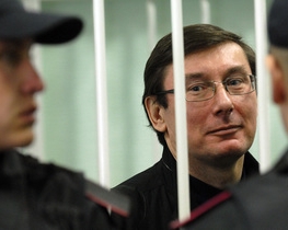 &quot;Януковичу могли пригрозить ударам по его финансам&quot; - эксперт об освобождении Луценко