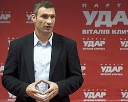УДАР вимагає від Пшонки перевірити законність будівництва вертолітного майданчика у Каневі