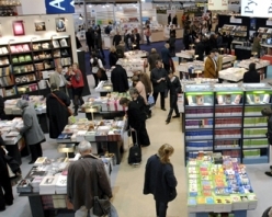 Стенд з українськими книжками роздивлявся президент Франції
