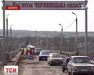 Обвалився міст, що з'єднує Чернівецьку та Хмельницьку області