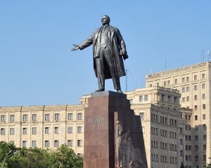 Оппозиция сообщила, что переодетые в националистов &quot;регионалы&quot; планируют взорвать памятник Ленину в Харькове