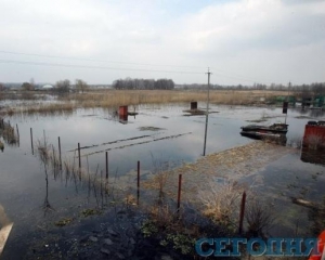 Потоп под Киевом: топит дачи депутатов и обычных людей