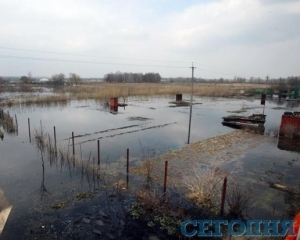 Повінь під Києвом: топить дачі депутатів і звичайних людей