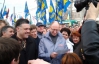 Яценюка и Тягнибока насмешили судебные приставы, зачитывающие  постановление о запрете митинга в Харькове