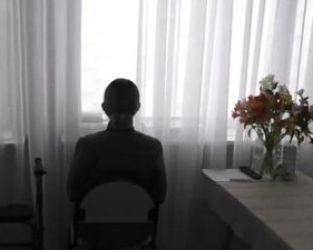 Тюремщики опубликовали новое видео с Тимошенко, где ее уговаривают пройти в комнату свиданий